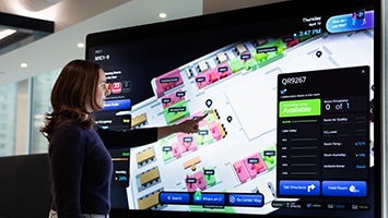 Employee using Cisco Spaces and wayfinding capabilities
